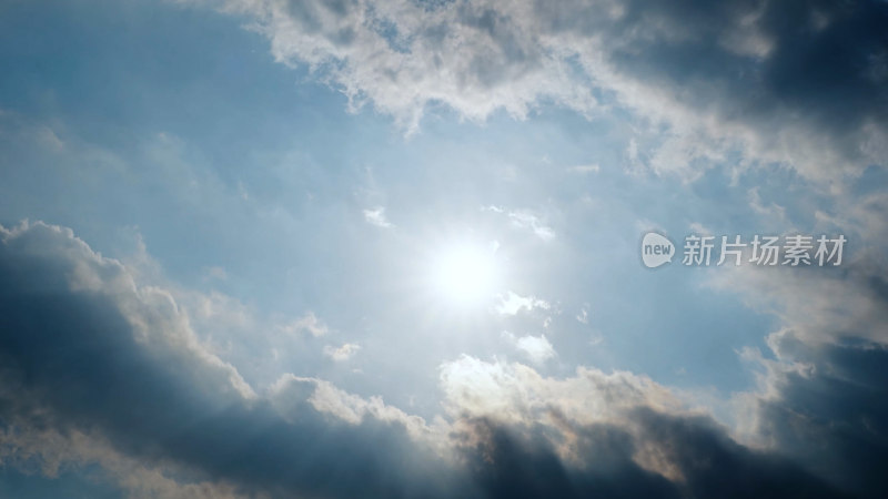 天空太阳照射阳光穿透云层太阳光丁达尔效应