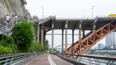 四川宜宾市三江路的江滩步道