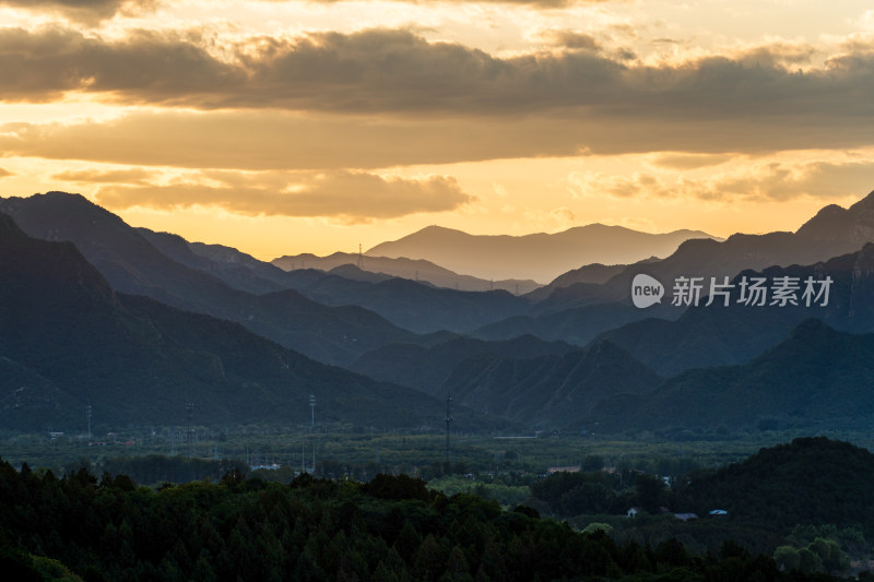 层峦叠嶂的远山