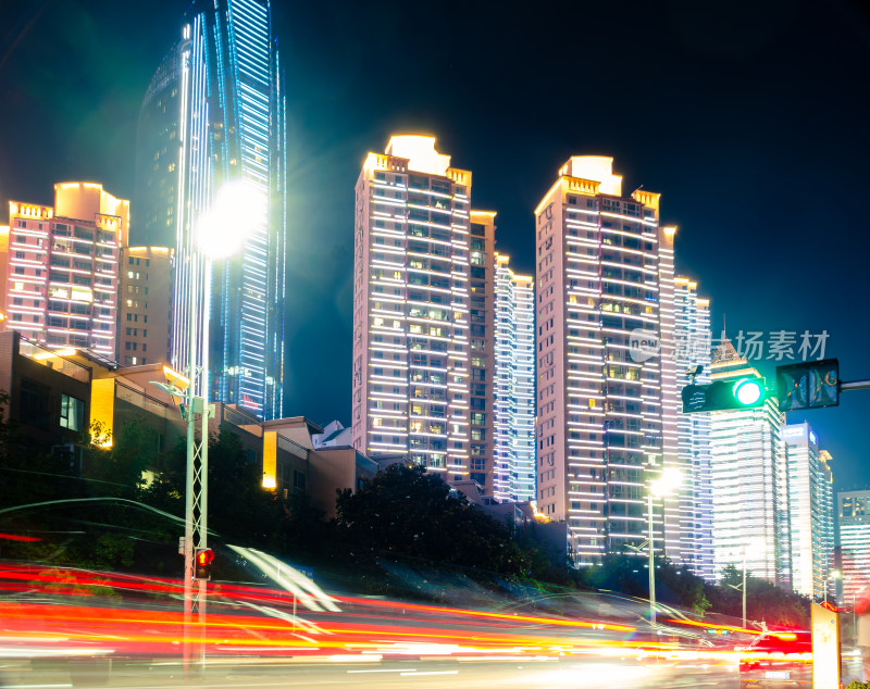 青岛夜景下流光溢彩的城市高楼