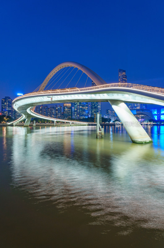 广州珠江海心桥与滨江岸城市高楼夜景灯光