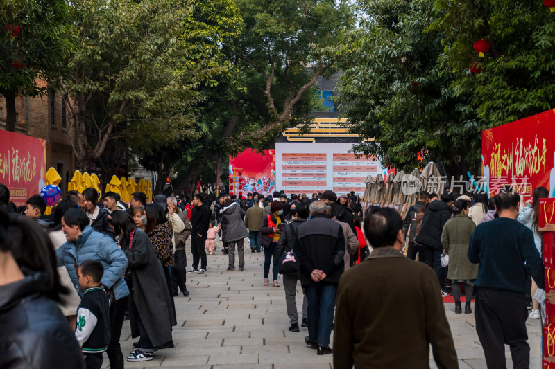 热闹街道人群聚集场景