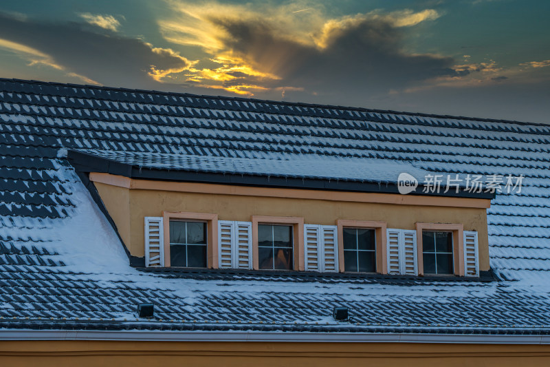 屋顶瓦面积雪天窗北欧傍晚