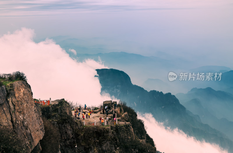 峨眉山金顶寺庙大气磅礴自然风光