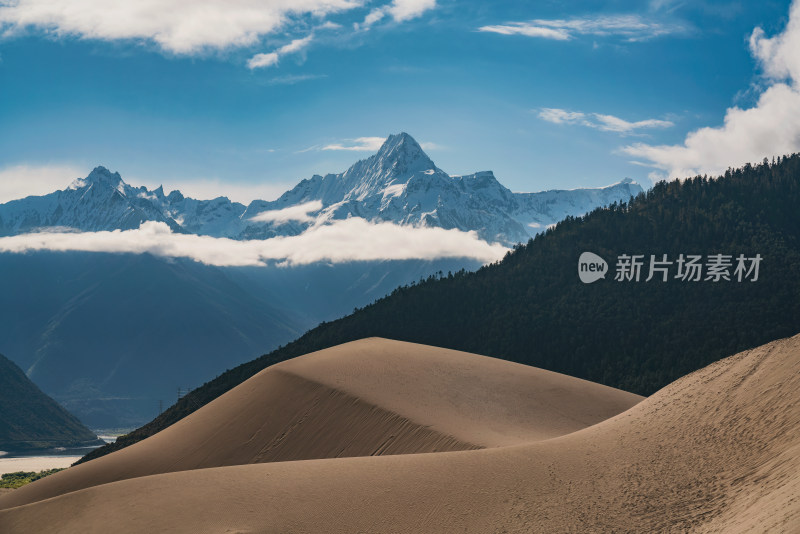 西藏林芝沙漠森林雪山集于一图