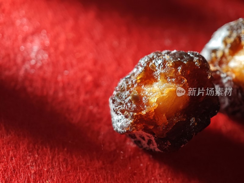 红色背景上的琥珀色干果