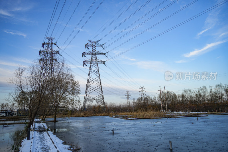 铁塔高压线输电塔电力冬季荒地