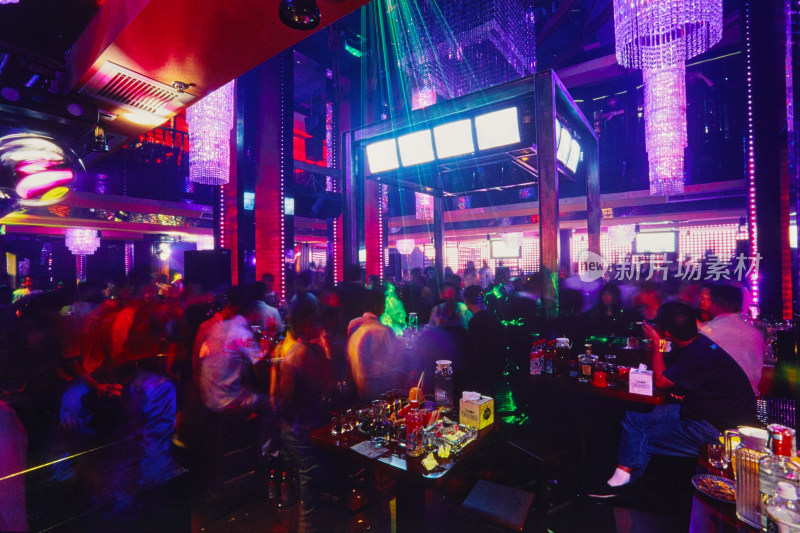 现代城市酒吧灯光人影舞动【反转胶片】