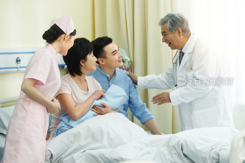 医护人员和新生儿的父母