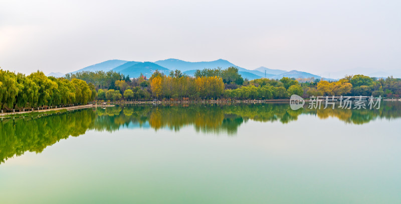 秋天湖景