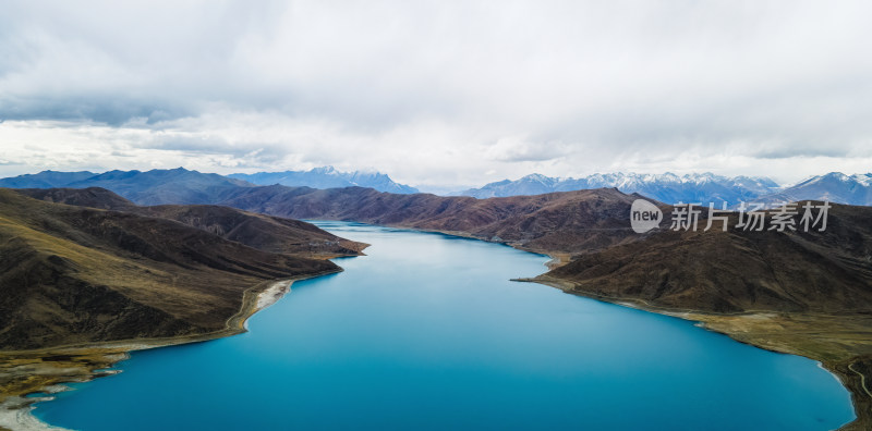 羊卓雍措高原湖泊与连绵山脉景观