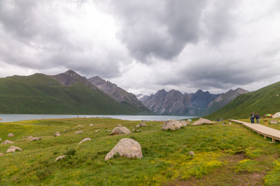 青海连宝玉则草原湖边山峰