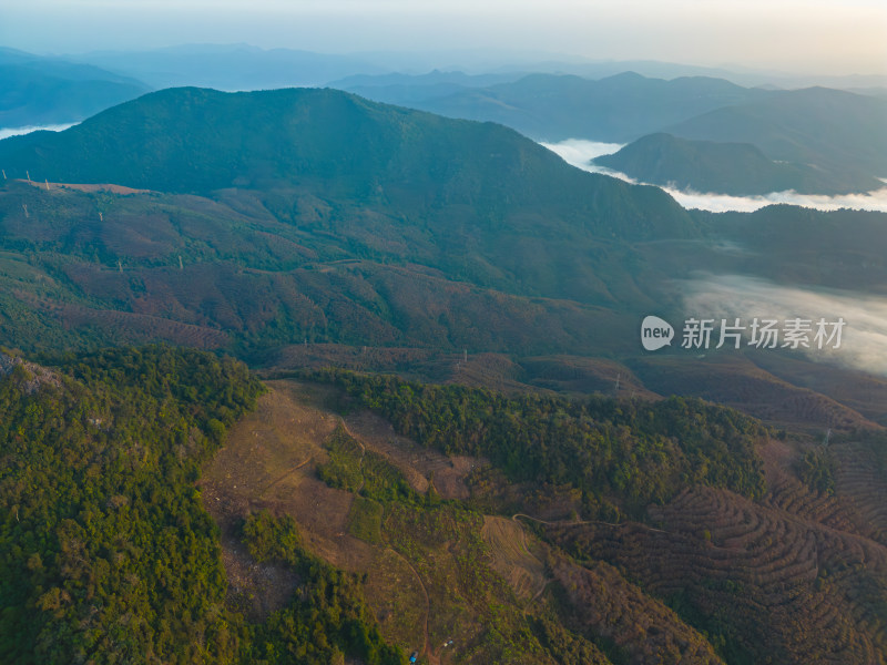 航拍群山中的云海自然风光