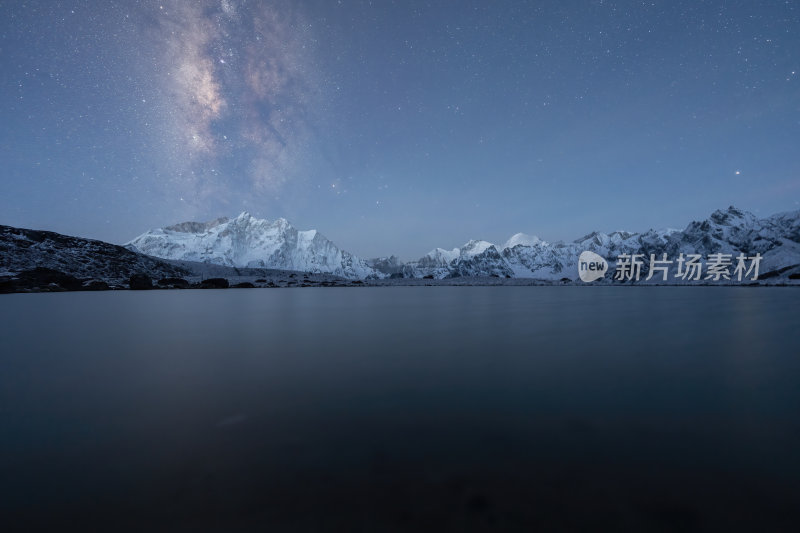 西藏嘎玛沟措学仁玛银河与雪山湖泊的夜色