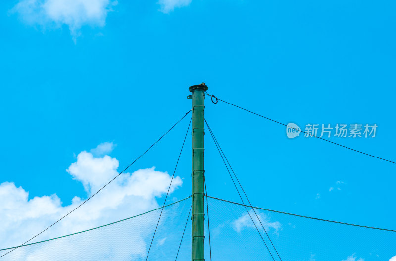 高尔夫球场围栏网栏杆与蓝天白云
