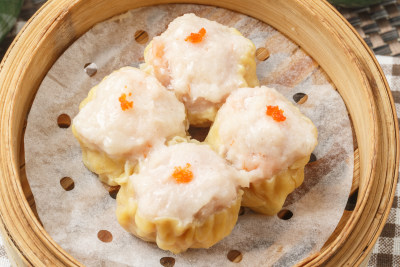 笼屉装的广东大虾饺摆放在餐布上