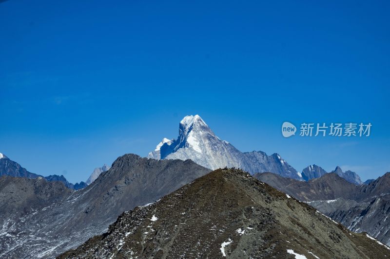 壮观的雪山全景，银白世界尽显自然之美