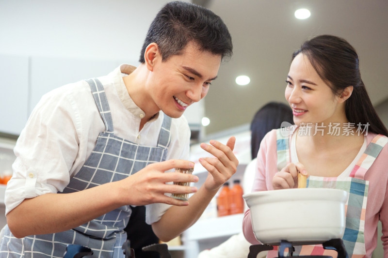 年轻夫妇在厨房煲汤