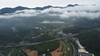 广东东莞：雨后清溪镇云雾缭绕宛如仙境