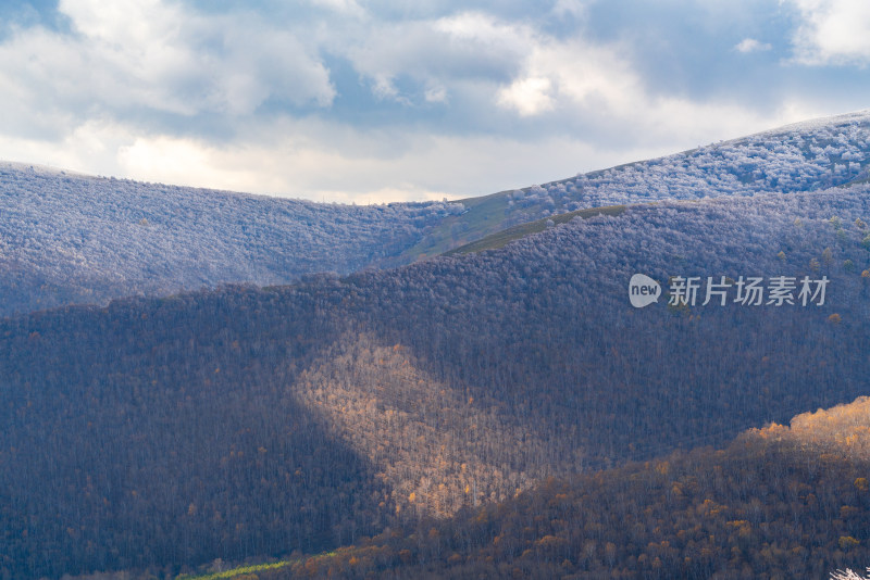 山林景观多云天气下的独特风貌