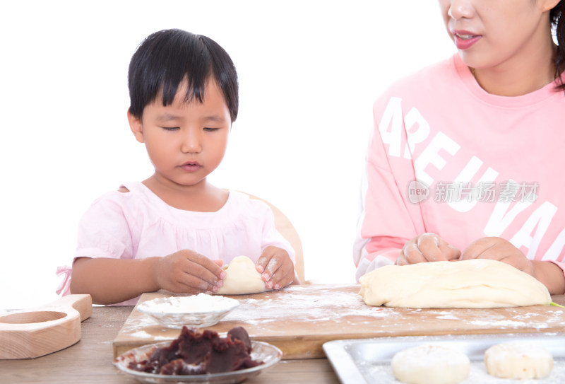 中国妈妈在教女儿学习包月饼