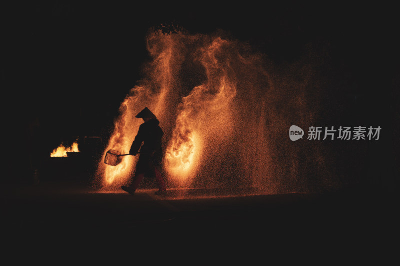 广西柳州街头民间火壶表演