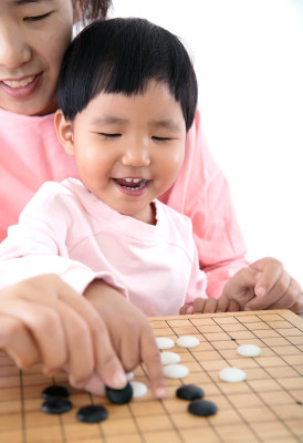 年轻妈妈教孩子下围棋