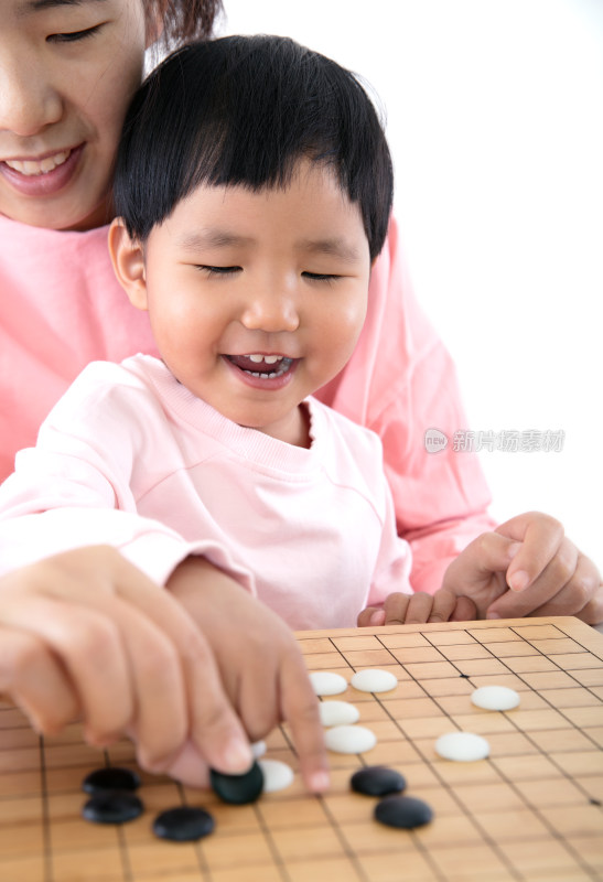 年轻妈妈教孩子下围棋