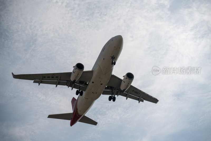 空中飞行的客机特写