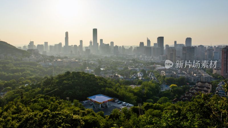 城市高楼与山林景观俯瞰