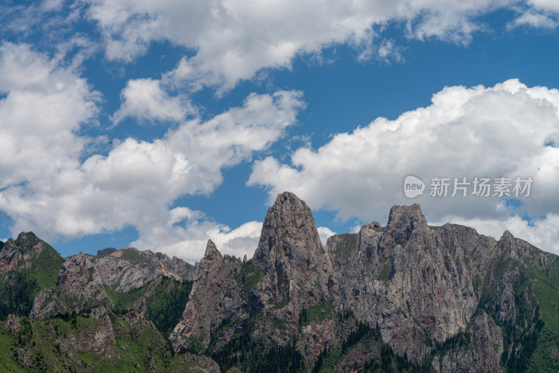 扎尕那蓝天白云山峰草地