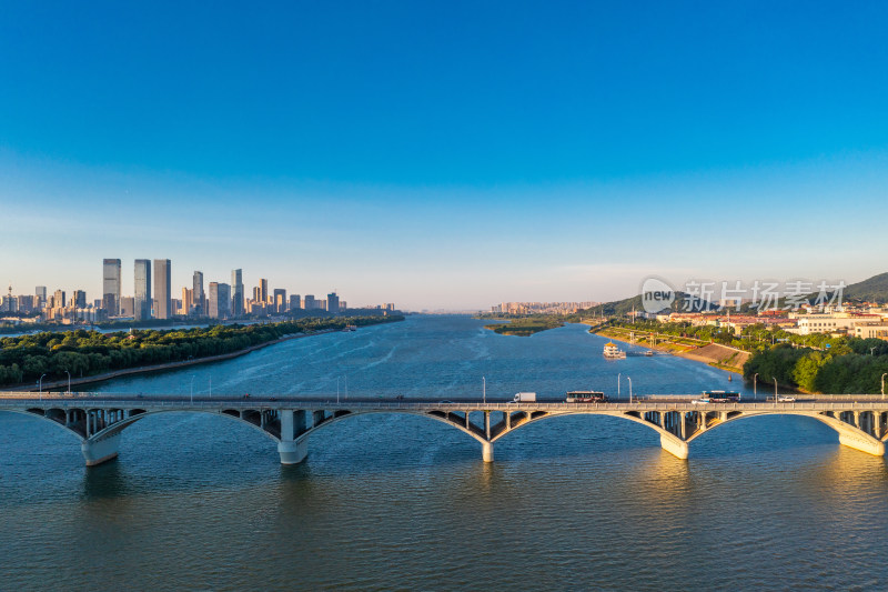 航拍长沙橘子洲大桥湘江沿岸城市风光