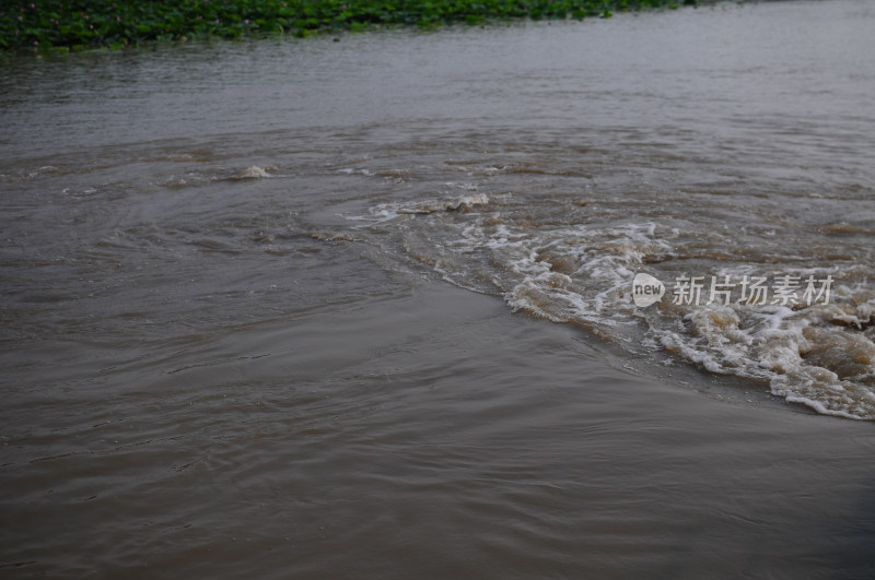 河流波浪涌动景象