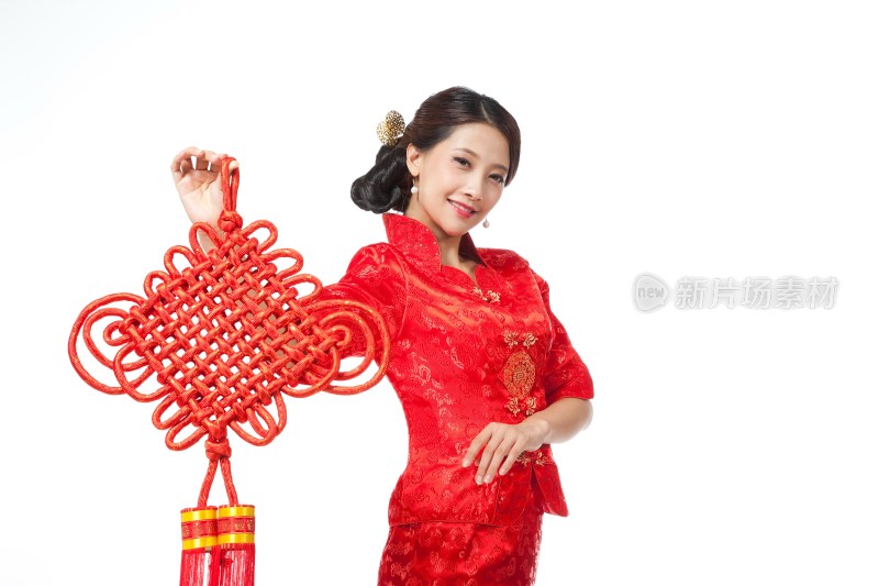 棚拍身穿中国传统服装的年轻女人和中国结