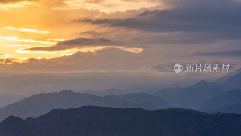 中国新疆天山山脉东段最高峰博格达峰朝霞