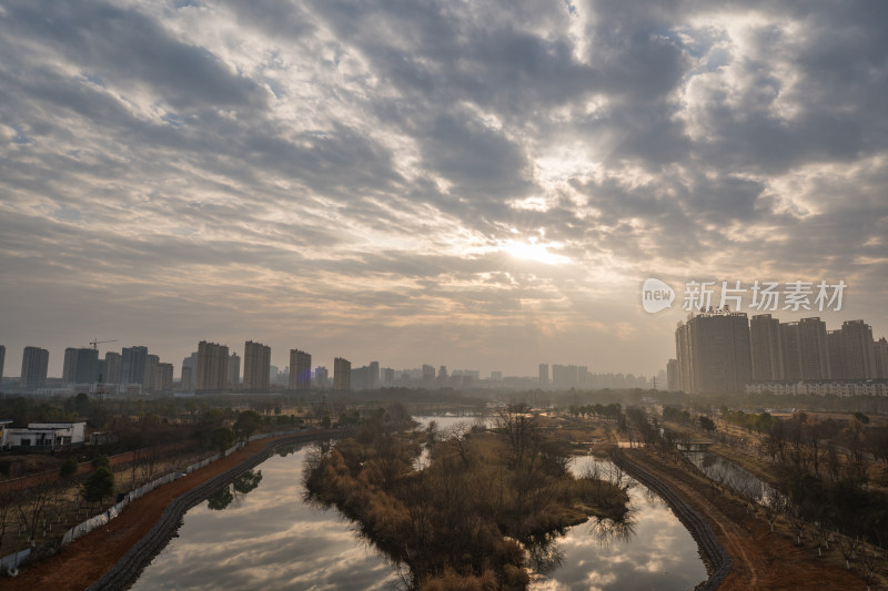 城市河畔晨曦风光