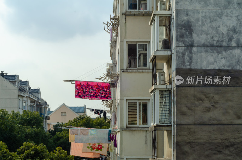 上海郊区老楼晾晒被子