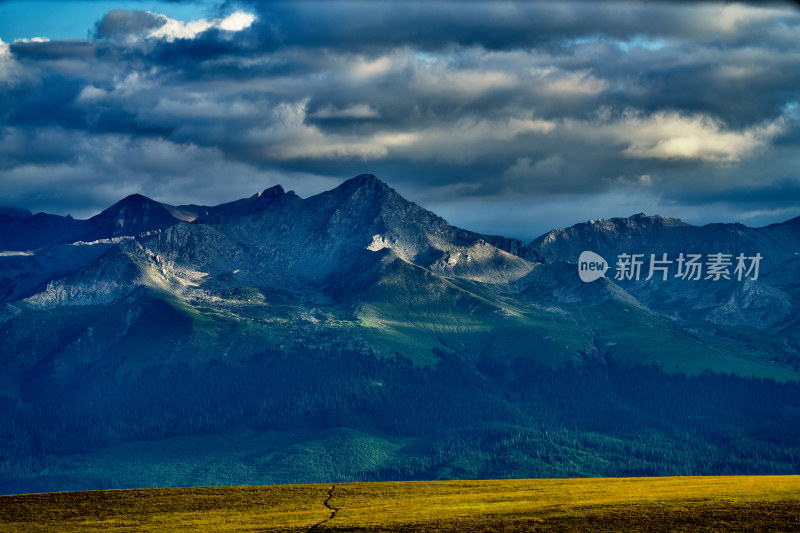 夕阳下的喀拉峻草原