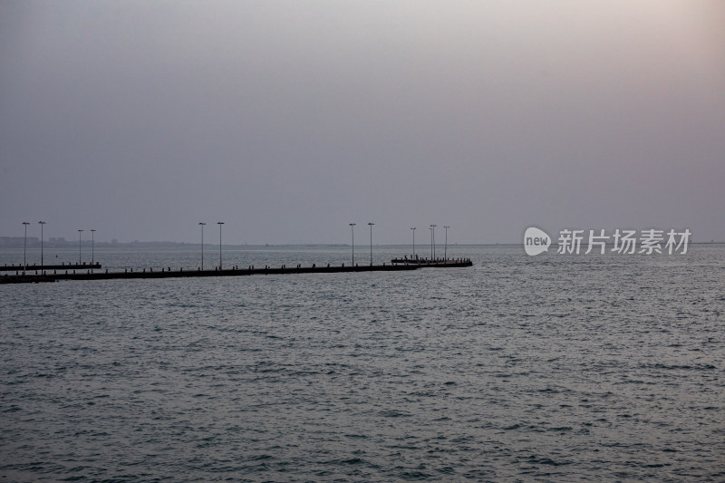 山东日照灯塔景区海上雾色日出景观