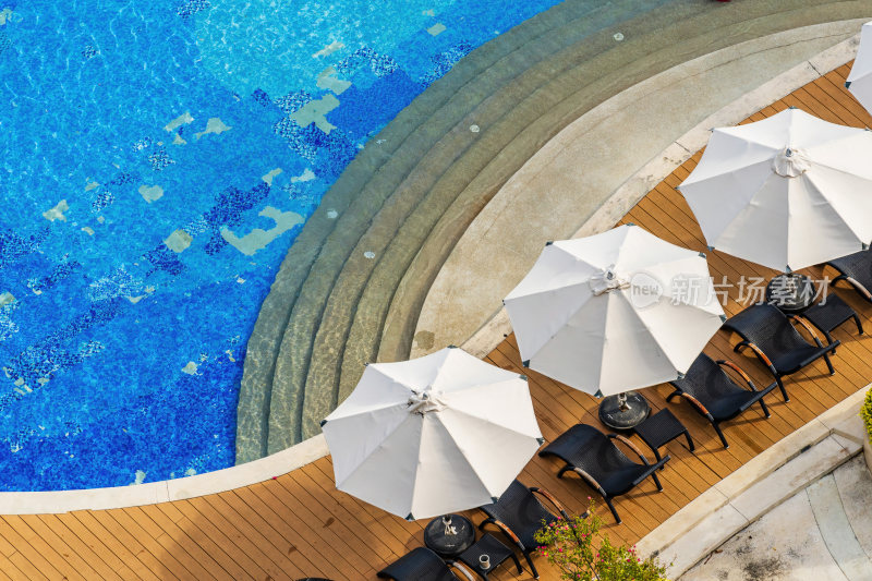 三亚市凤凰岛酒店游泳池遮阳伞和休闲躺椅