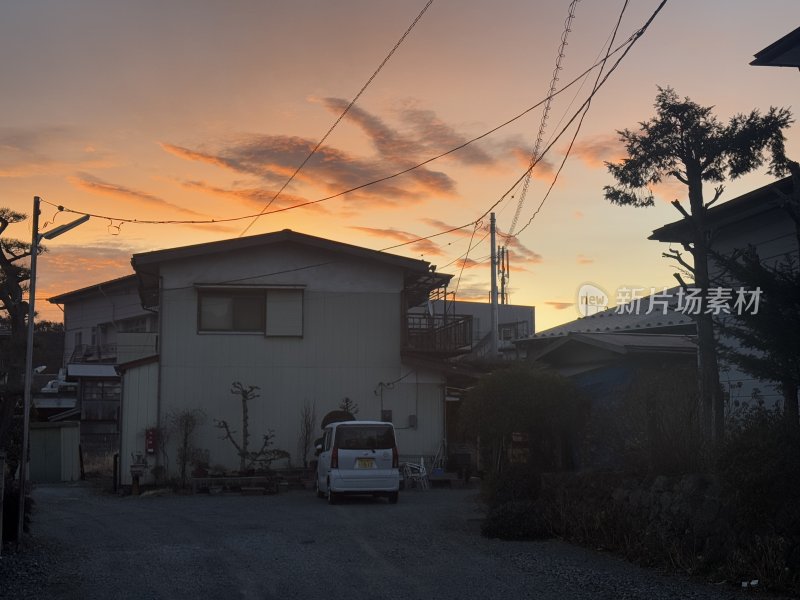 黄昏时分的住宅房屋外景