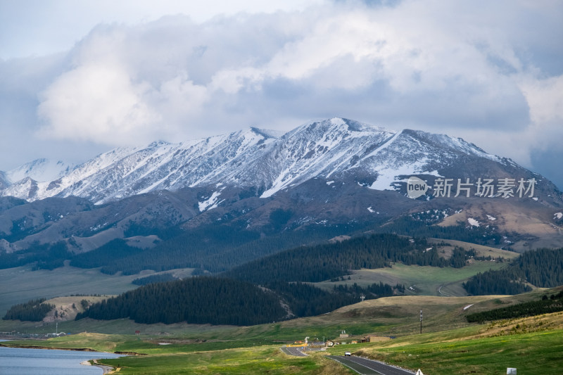 新疆赛里木湖蓝天白云雪山草原湖泊公路风光