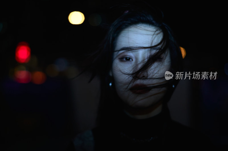 夜晚站立在橱窗外的亚洲少女