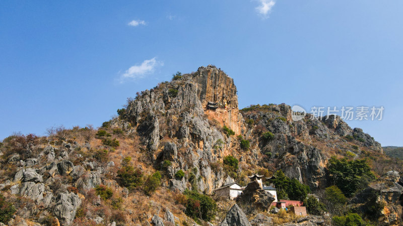 悬崖峭壁上的千年古佛大理宾川观音箐悬空寺