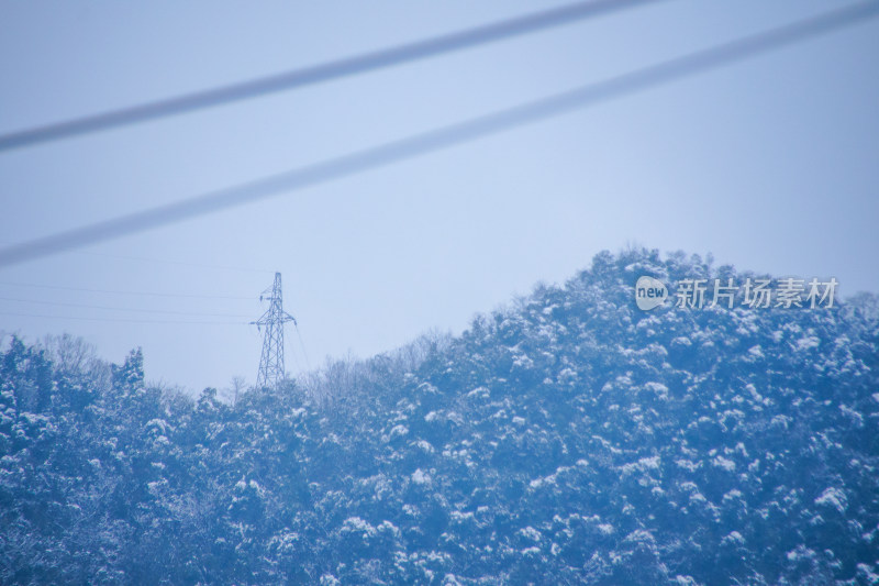 冬日雪景下的电力塔