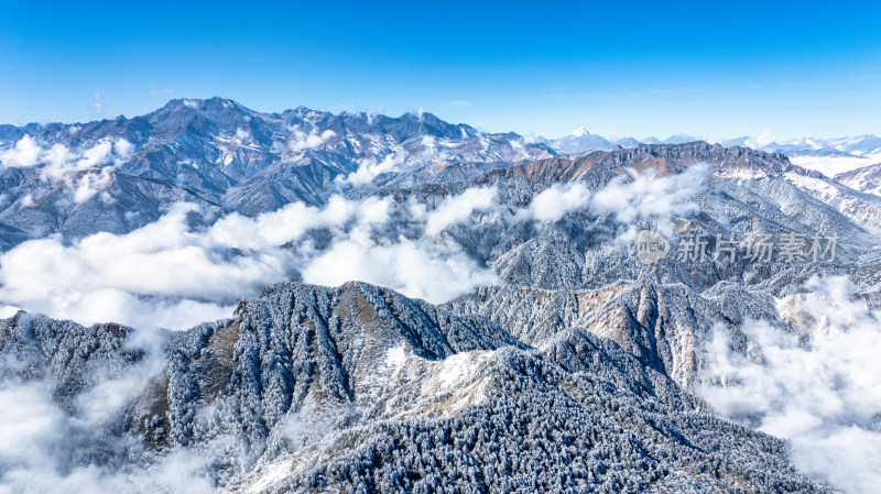 冬季从成都西岭雪山远望四姑娘山航拍