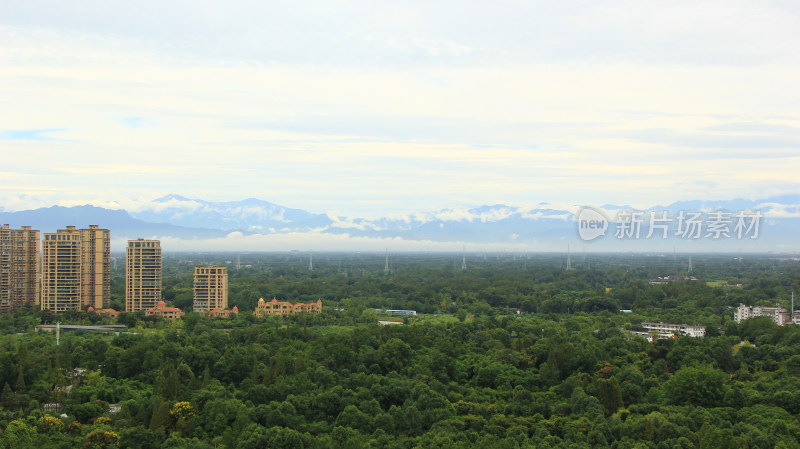 群山背景中的成都市温江区建筑风光