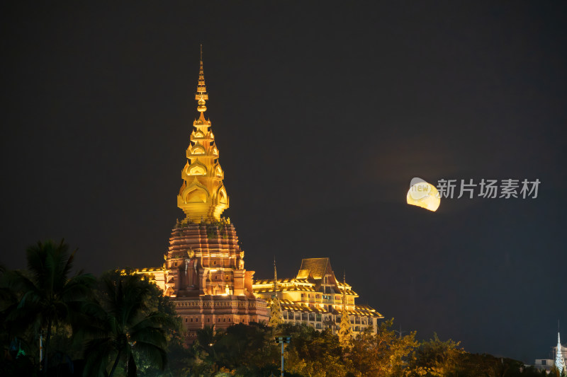 月夜下的金色佛塔