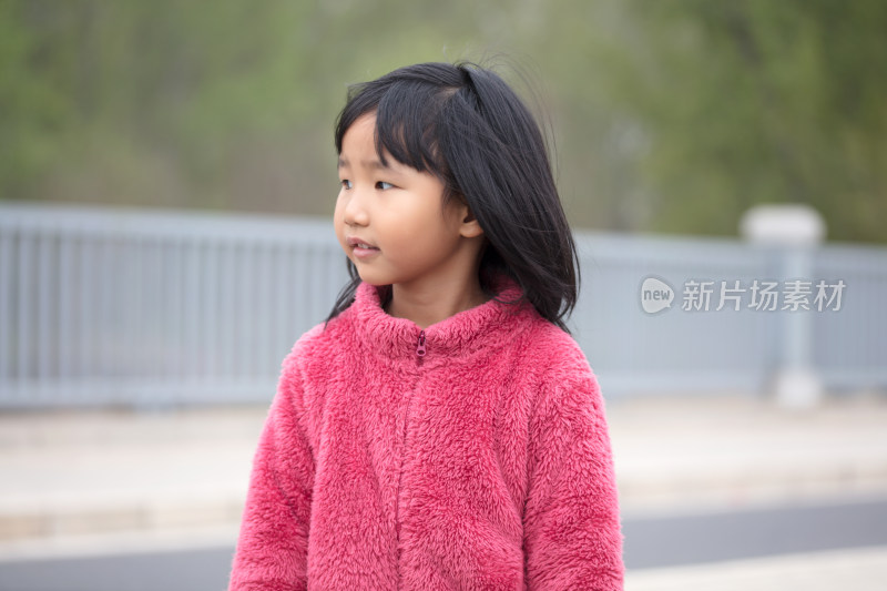 等待放飞风筝的小女孩