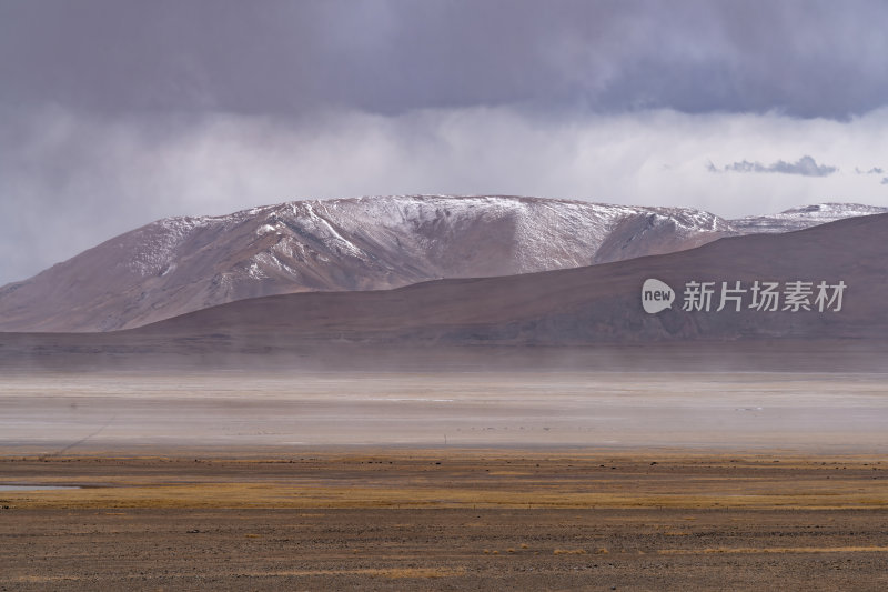 西藏阿里羌塘无人区藏地雪山下的高原牧场